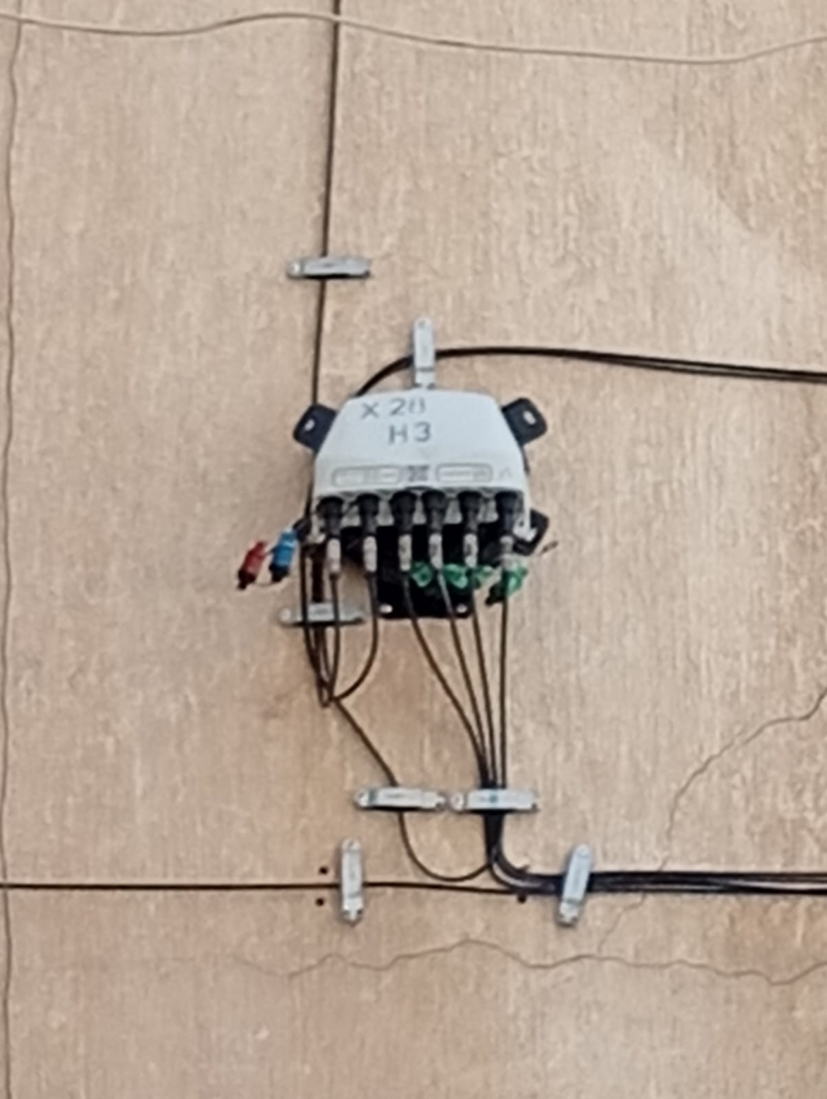 Wall-mounted X-BOX installation