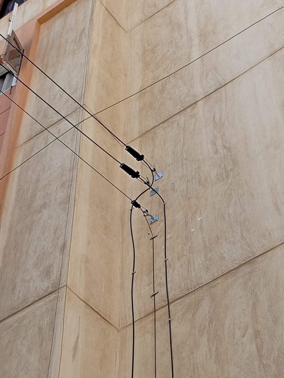 Vertical FTTH cable routing