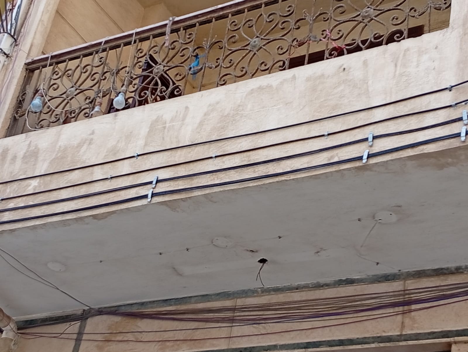 Horizontal fiber cable routing along facade