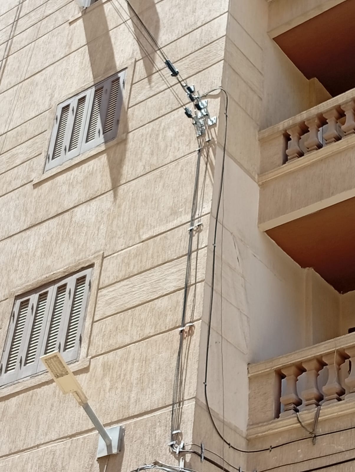 FTTH route around building corner