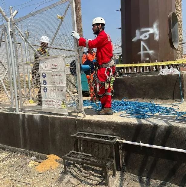 IRATA-trained EGYTEL rigger demonstrating rope-access procedures